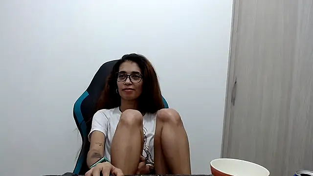 Stripchat sex cam petit_linda18