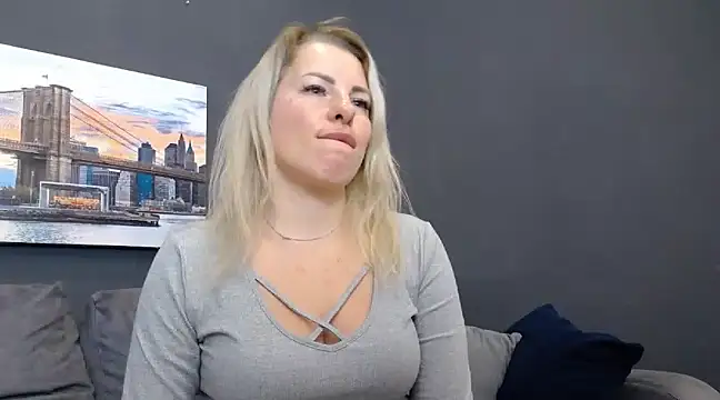 Stripchat sex cam MeggyJean