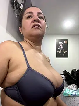 Stripchat sex cam ruby_santana777