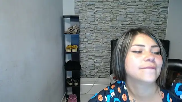 Stripchat sex cam thiara_saenz