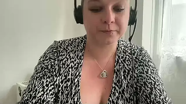 Stripchat sex cam NaughtyWifeUK